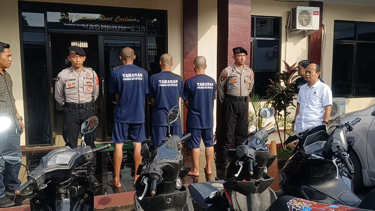 Tersangka curanmor dan barang bukti motor diamankan Polres Kuningan (foto:dok. ist/tohirin)
