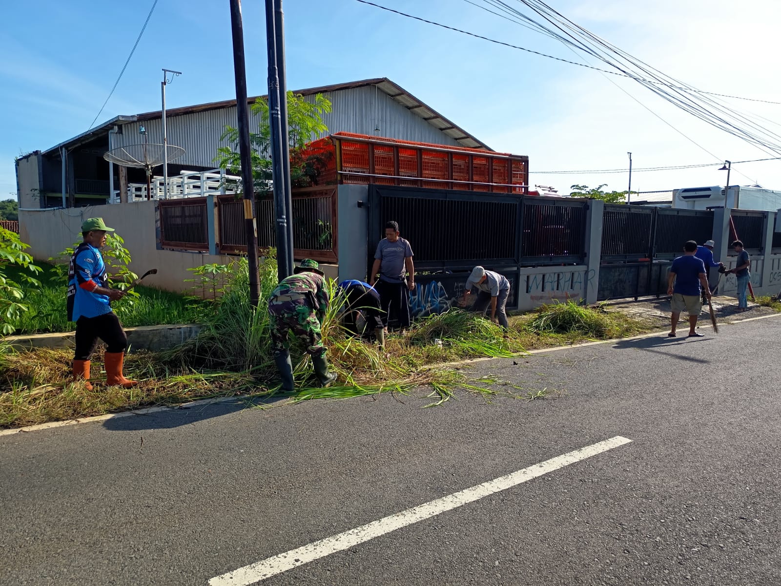 Babinsa dan warga Garawangi bersihkan Jalan Raya saat Jumsih (foto:dok. kodim/tohirin)