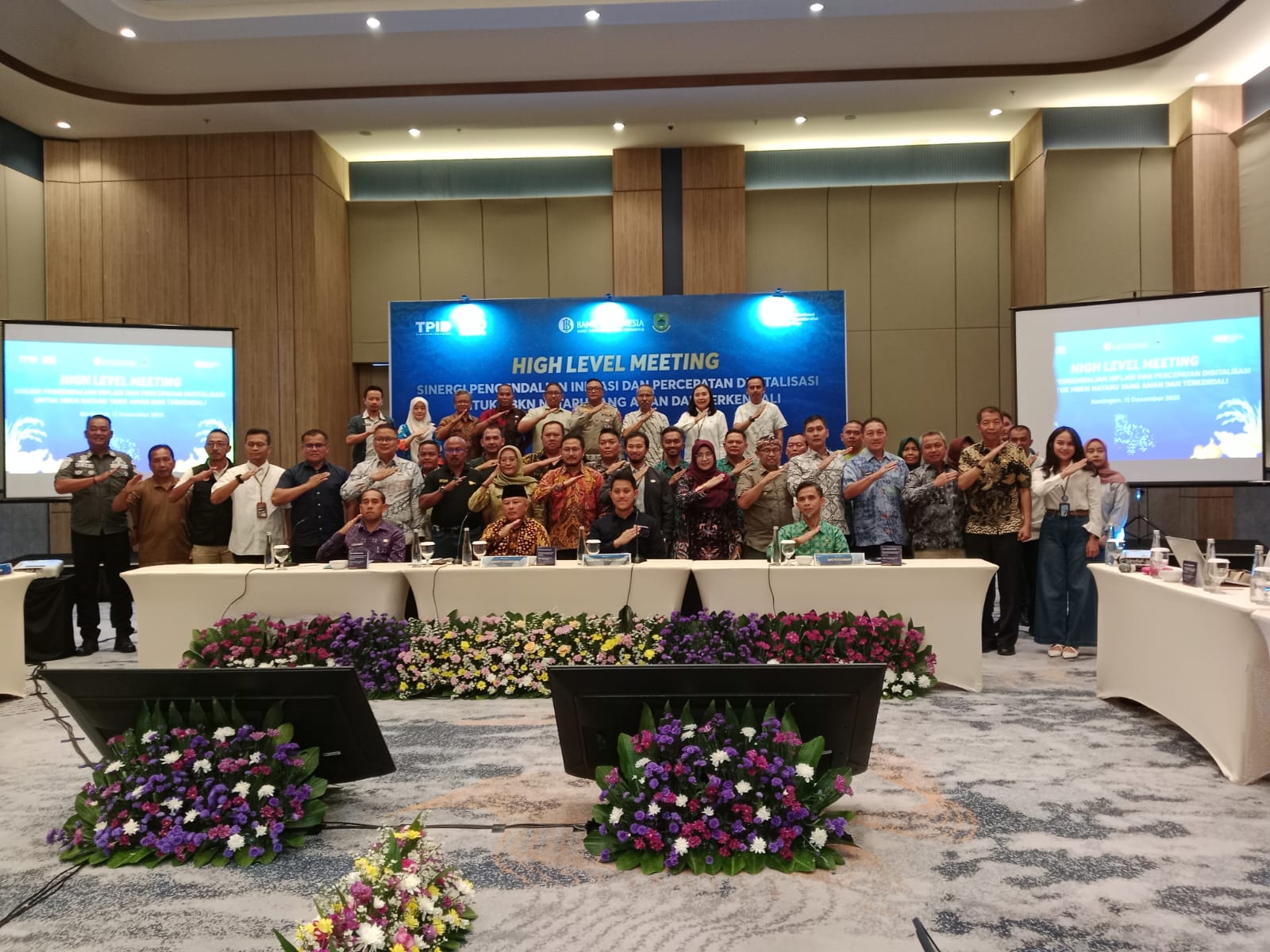 Bupati Kuningan Dian Rachmat Yanuar memimpin High Level Meeting TPID dan TP2DD jelang Natal 2025 dan Tahun Baru 2026 di Hotel Santika Premiere Linggarjati (foto:dok. ist/tohirin)