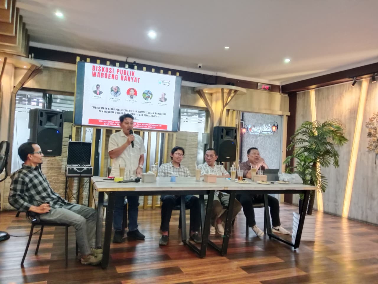 Forum Waroeng Rakyat Kuningan membahas peran pers dan tantangan media digital (foto:dok. ist/tohirin)