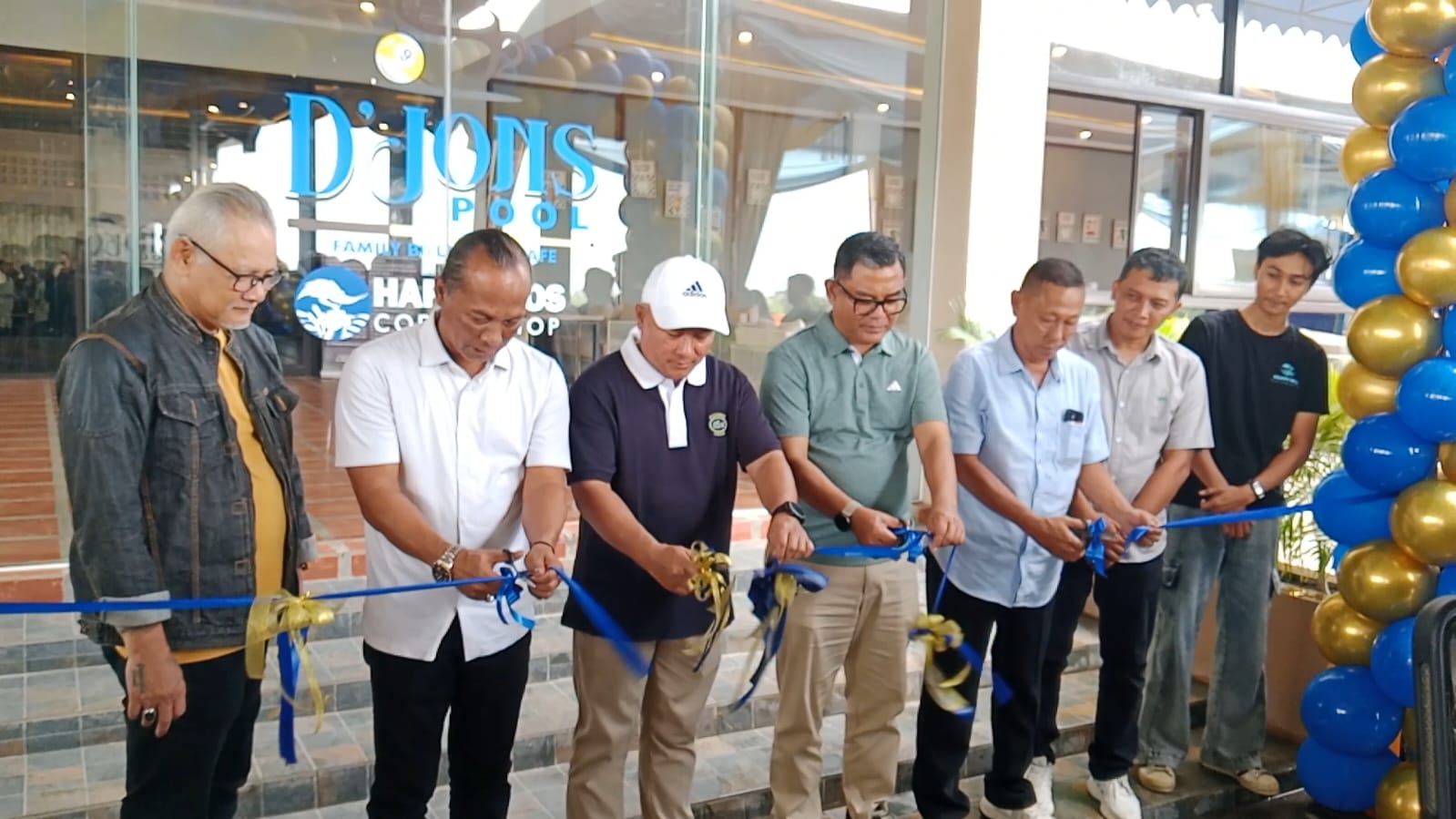 Bupati Kuningan Dian Rachmat Yanuar meresmikan D’Jons Pool Family Billiard N Café (foto:dok. ist/tohirin)