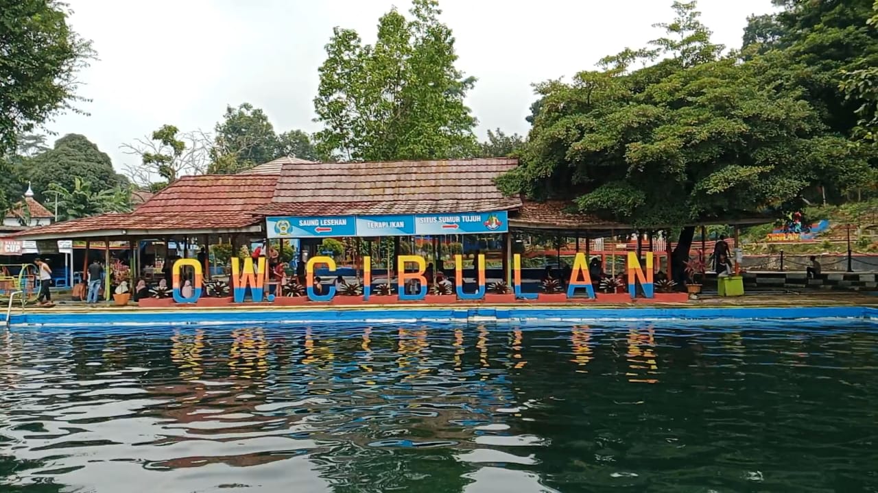 Wisata Cibulan Kuningan dengan kolam alami dan ikan dewa yang menjadi daya tarik wisatawan saat libur Natal dan Tahun Baru (foto:dok. ist/tohirin)