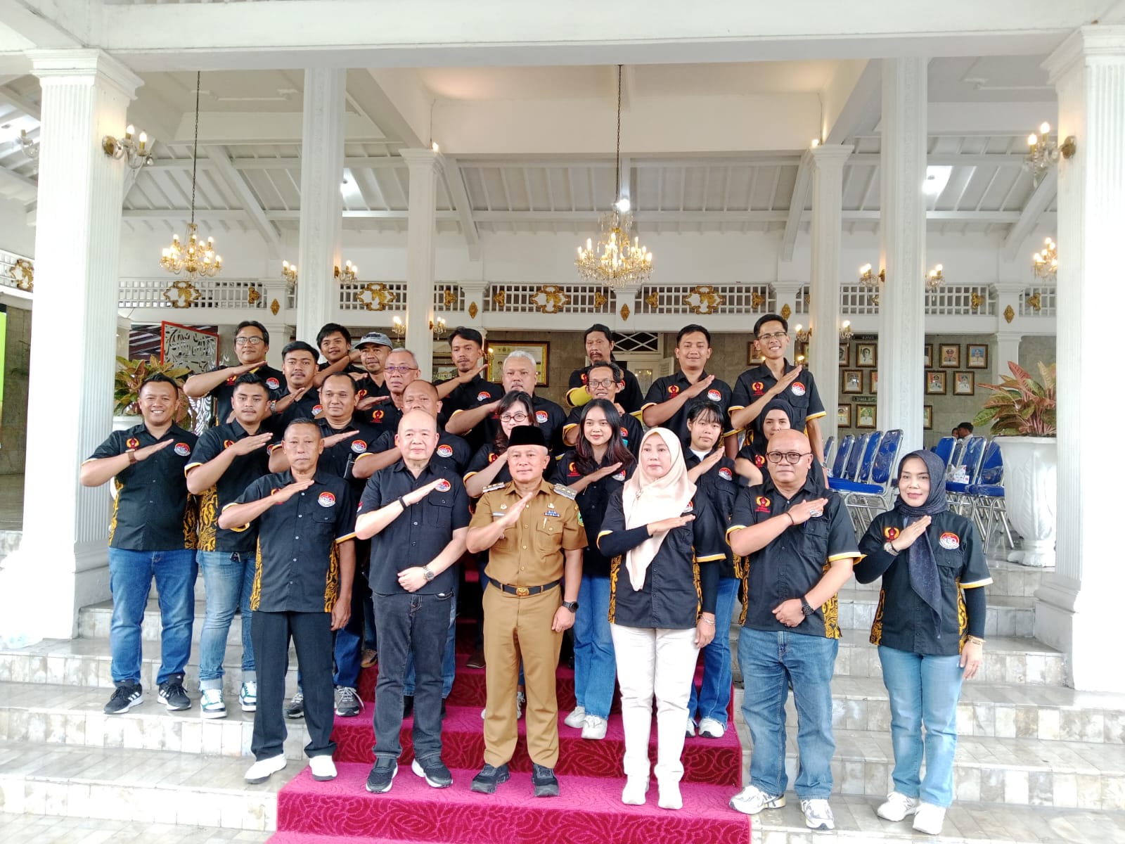 Bupati Kuningan Dian Rahmat Yanuar saat mengukuhkan pengurus FOBI Kabupaten Kuningan di Pendopo Kabupaten Kuningan (foto:dok. ist/tohirin)