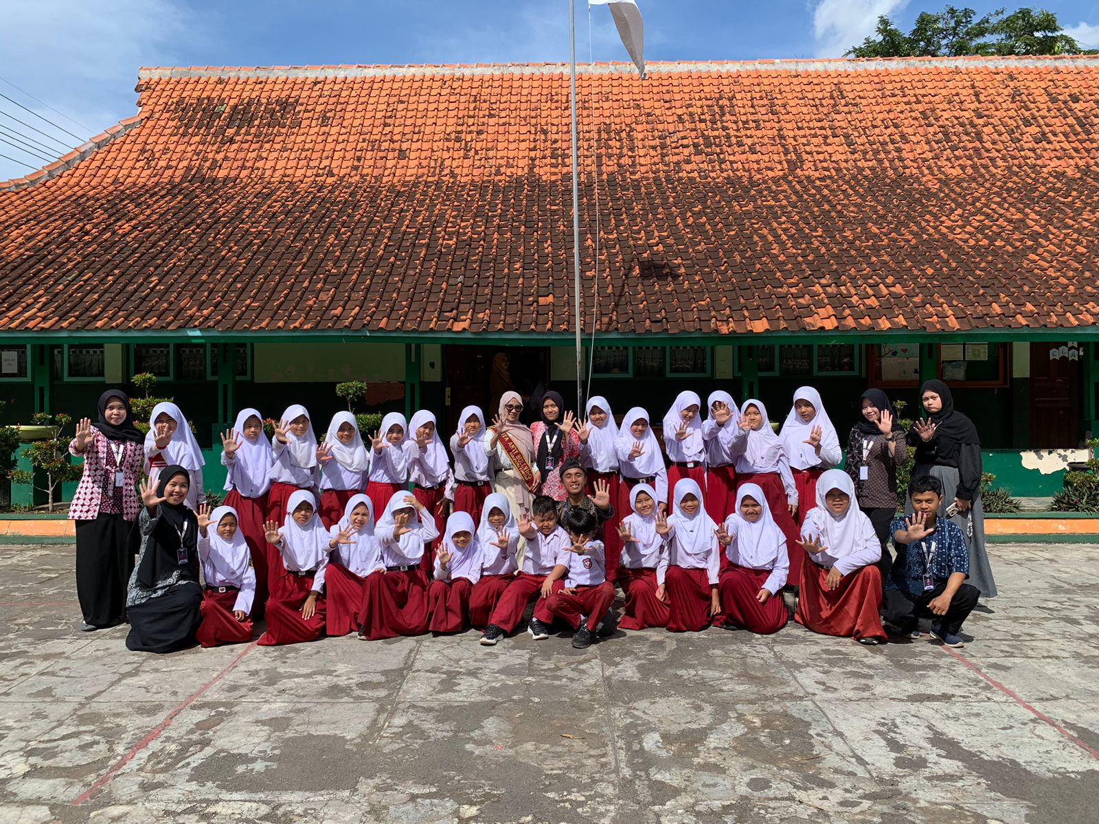 Sosialisasi anti bullying di SD Negeri 1 Ciporang oleh Mahasiswa UM Kuningan bersama Forum Duta Anti Bullying Kabupaten Kuningan (foto:dok. um/tohirin)