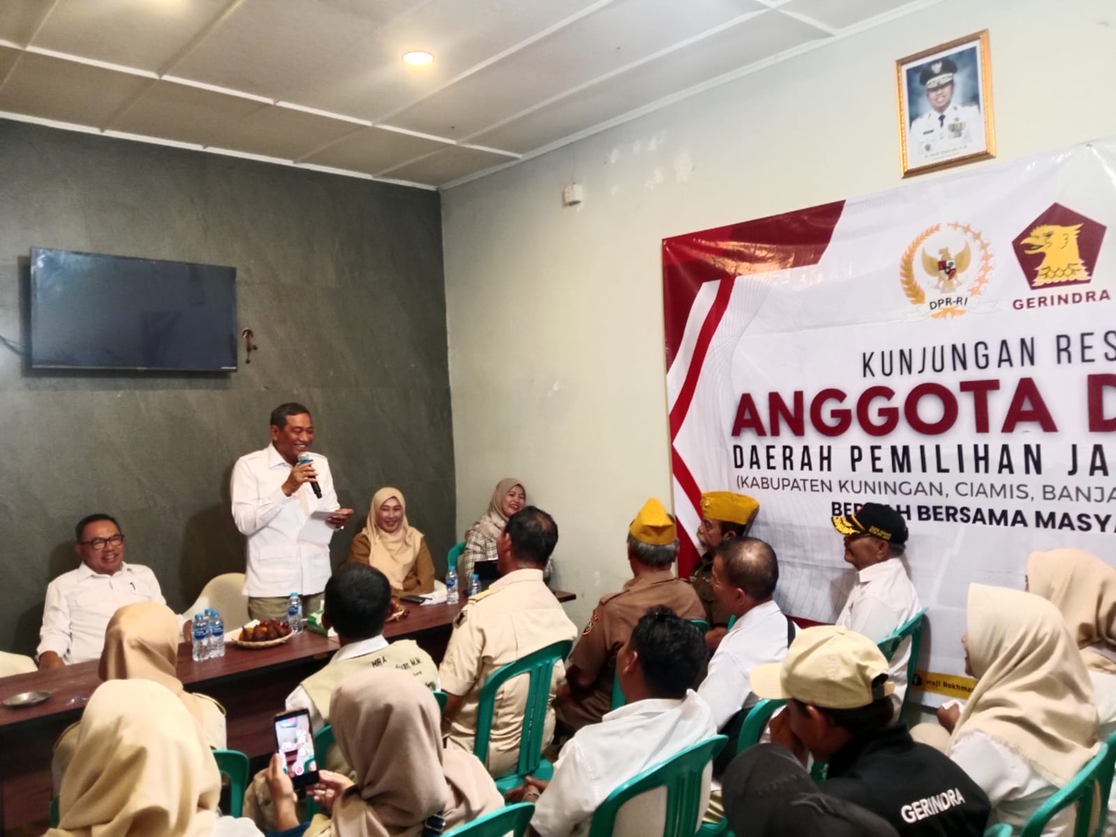 Rokhmat Ardiyan saat reses bersama kader dan masyarakat di Kantor DPC Gerindra Kuningan (foto:dok. ist/tohirin)