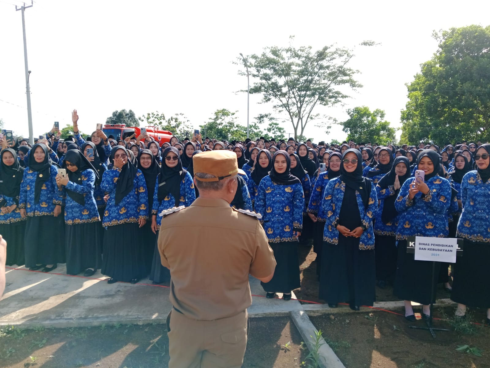 Penyerahan SK PPPK Paruh Waktu di Halaman Setda Kabupaten Kuningan (foto:dok. ist/tohirin)