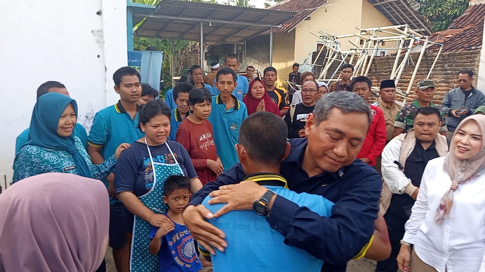 Rokhmat Ardiyan menyapa ODGJ di Yayasan Rumah Antara Graha Berdaya Kuningan (foto.dok. ist/tohirin)