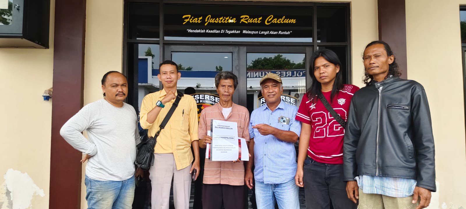 Forum Masyarakat Kalimanggis Kulon saat melaporkan Kepala Desa di Polres Kuningan. (Foto: dok. handover/k1)