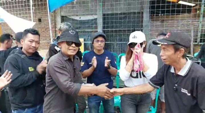 Gabungan seniman dan seniwati dari berbagai komunitas seni se-Kabupaten Kuningan menggelar kegiatan bakti sosial (baksos) peduli bencana Aceh dan Sumatera. (Foto: dok. handover/k1)