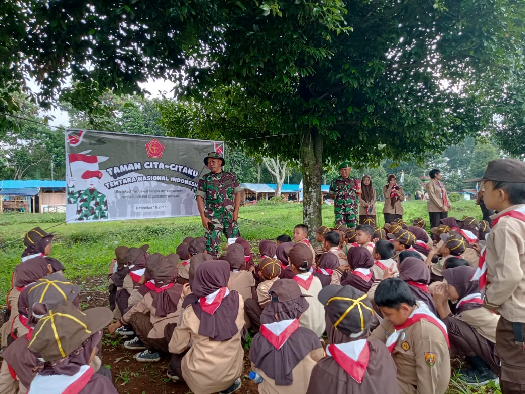 Babinsa Koramil 1501 Kuningan memberikan pembekalan edukatif kepada peserta Pesta Siaga Pramuka Kwartir Ranting Kramatmulya di Bumi Perkemahan (foto:dok. kodim/tohirin)