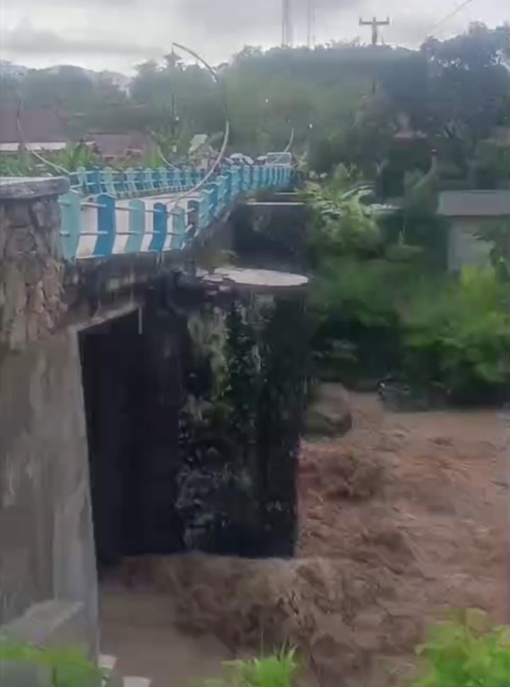 Kondisi jembatan Desa Cijemit yang tampak semakin memburuk usai diguyur hujan deras. (Foto: dok. handover/k1)