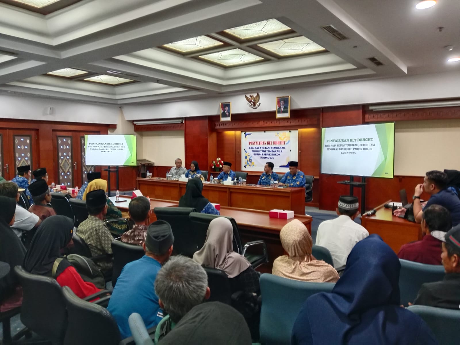 Suasana penyaluran BLT DBHCHT 2025 kepada petani dan buruh tembakau di Kabupaten Kuningan (foto:dok. ist/tohirin)