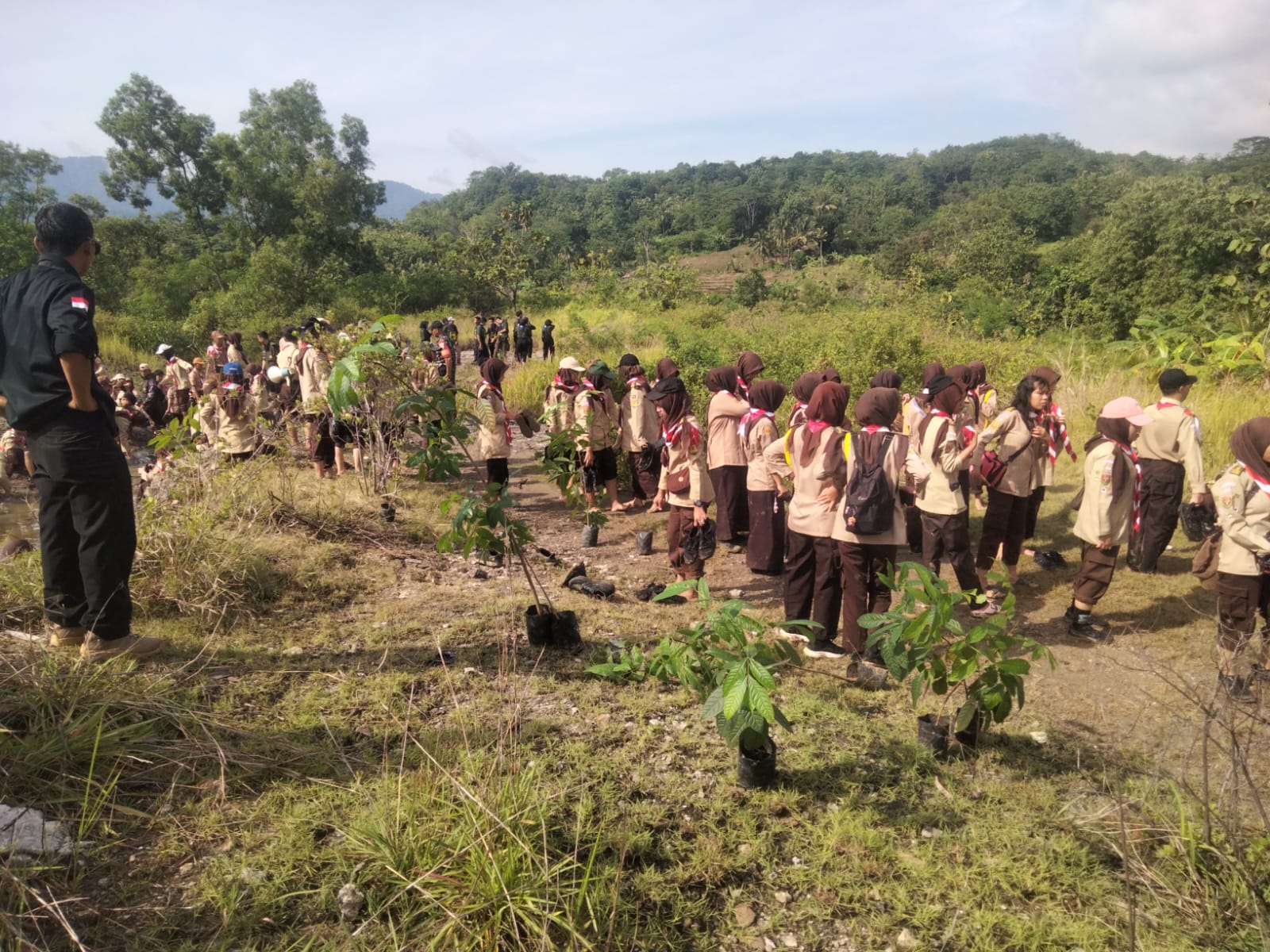Koramil 1503/Ciniru bersama pelajar Pramuka menanam pohon mahoni dan kelapa di Desa Rambatan, Kecamatan Ciniru, Kuningan (foto:dok. kodim/tohirin)