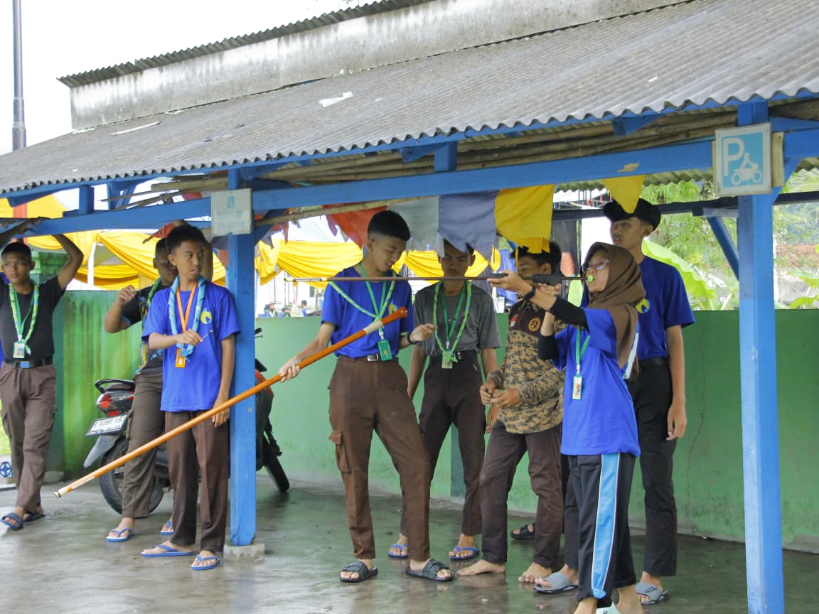 Peserta Perkemahan Wirakarya Kuningan 2025 mengikuti permainan sumpit (foto:dok. ist/tohirin)