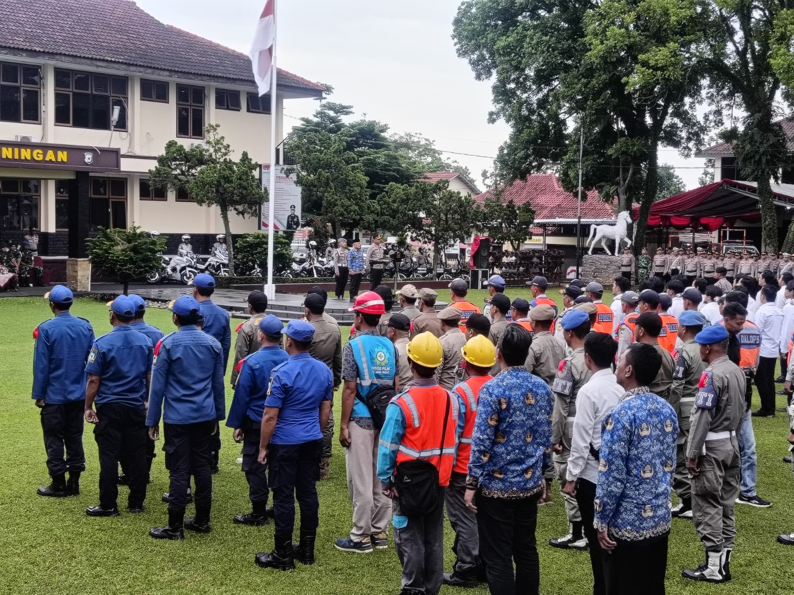 Apel Gelar Pasukan Operasi Lilin 2025 Polres Kuningan dipimpin Bupati Kuningan dan Kapolres Kuningan di halaman Mapolres Kuningan (foto:dok. ist/tohirin)