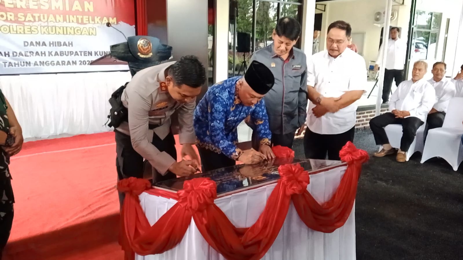 Peresmian Gedung Sat Intelkam Polres Kuningan oleh Bupati Kuningan Dian Rachmat Yanuar di Mapolres Kuningan, disaksikan jajaran Forkopimda dan Polres Kuningan (foto:dok. ist/tohirin)