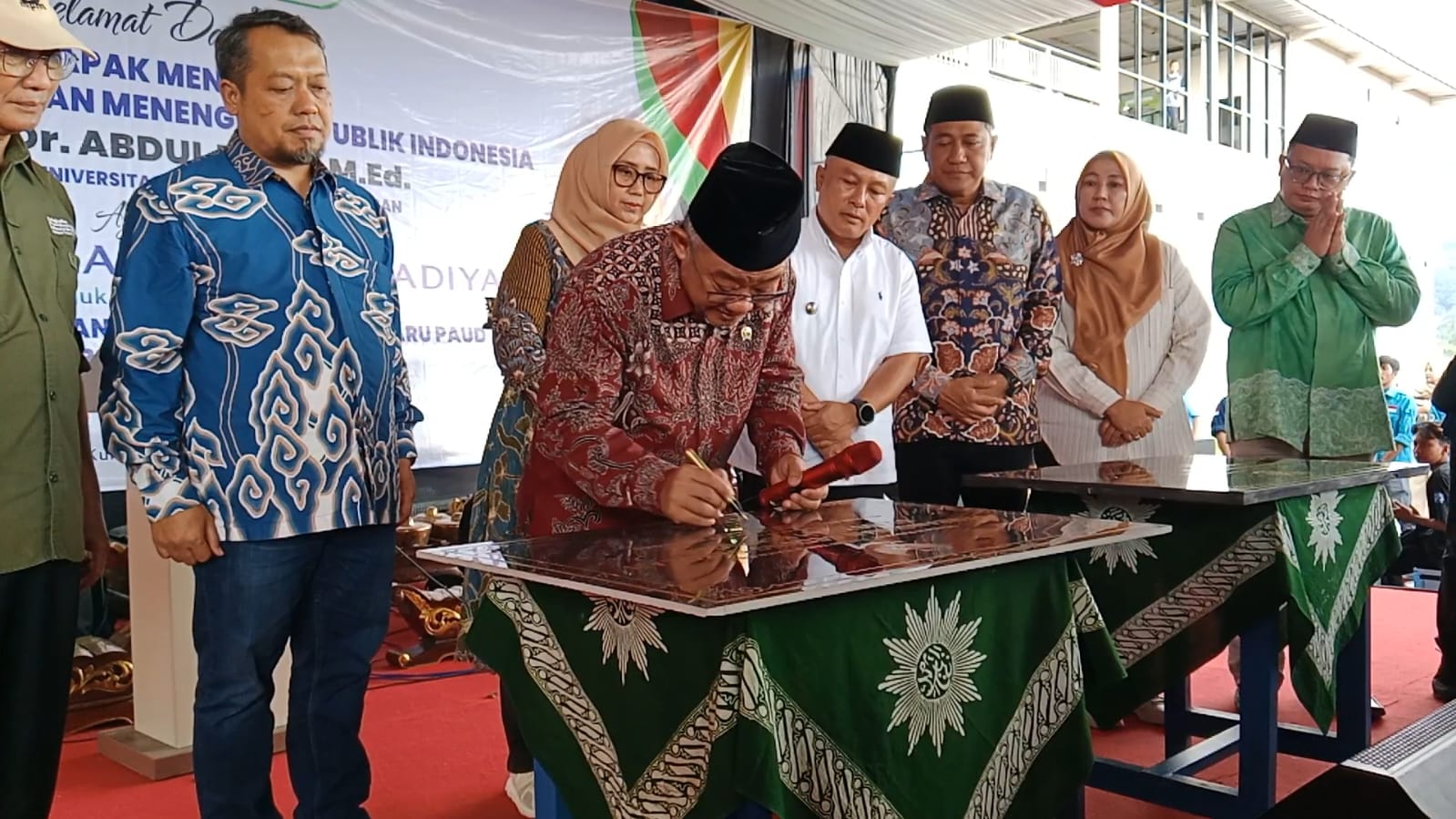 Mendikdasmen Abdul Mu’ti meresmikan TK Labschool UM Kuningan pada Refleksi Milad Muhammadiyah ke-113 (foto:dok. ist/tohirin)