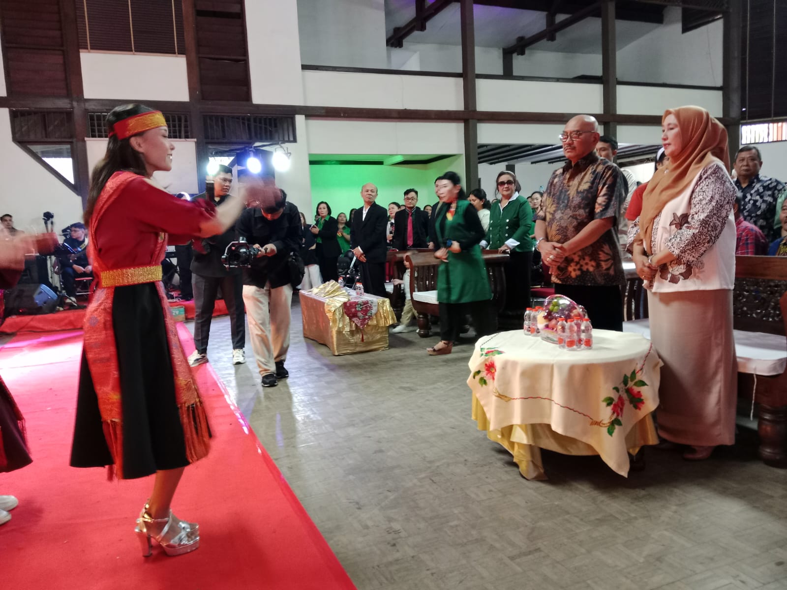 Wakil Bupati Kuningan Tuti Andriani menghadiri Perayaan Natal GPdI Pantekosta Kuningan di Gedung Sanggar Riang (foto:dok. ist/tohirin)