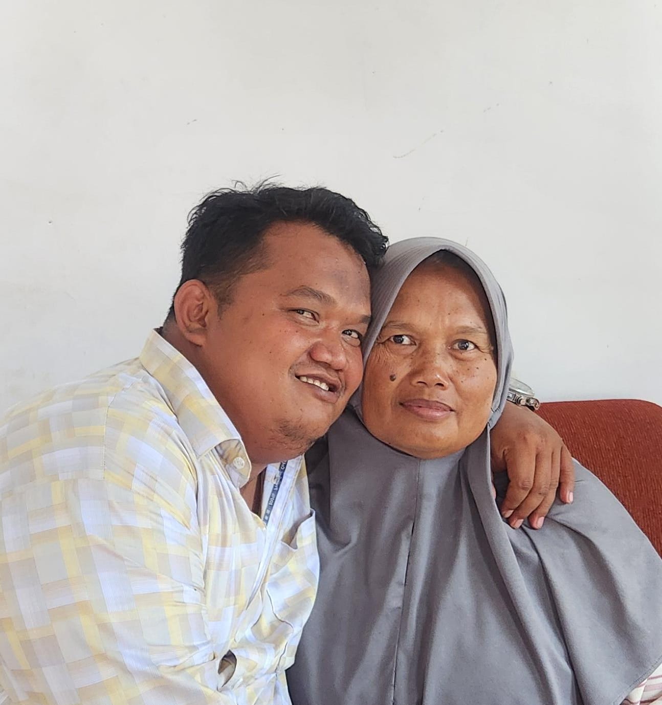 Alan Suwgiri bersama ibundanya tercinta. (Foto: dok. ist/k1)