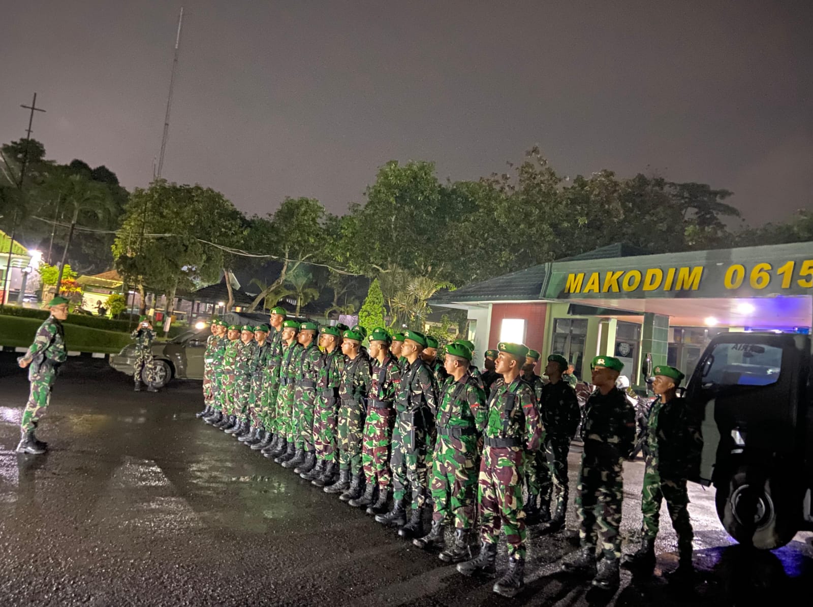 Personel TNI Kodim 0615/Kuningan dan Yonif TP 839/SA saat patroli gabungan pengamanan Natal dan Tahun Baru di Kuningan (foto:dok. kodim/tohirin)