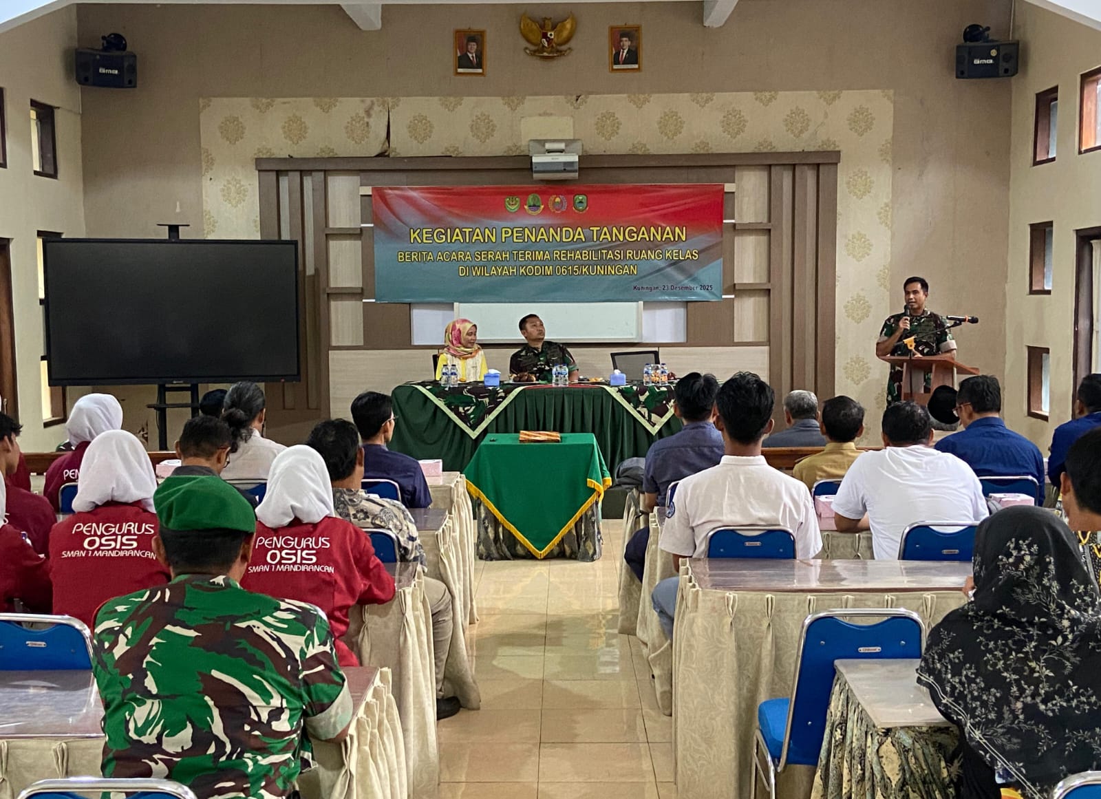 Suasana kegiatan penandatanganan BAST rehabilitasi ruang kelas SMAN 1 Mandirancan oleh Kodim 0615/Kuningan (foto:dok. kodim/tohirin)