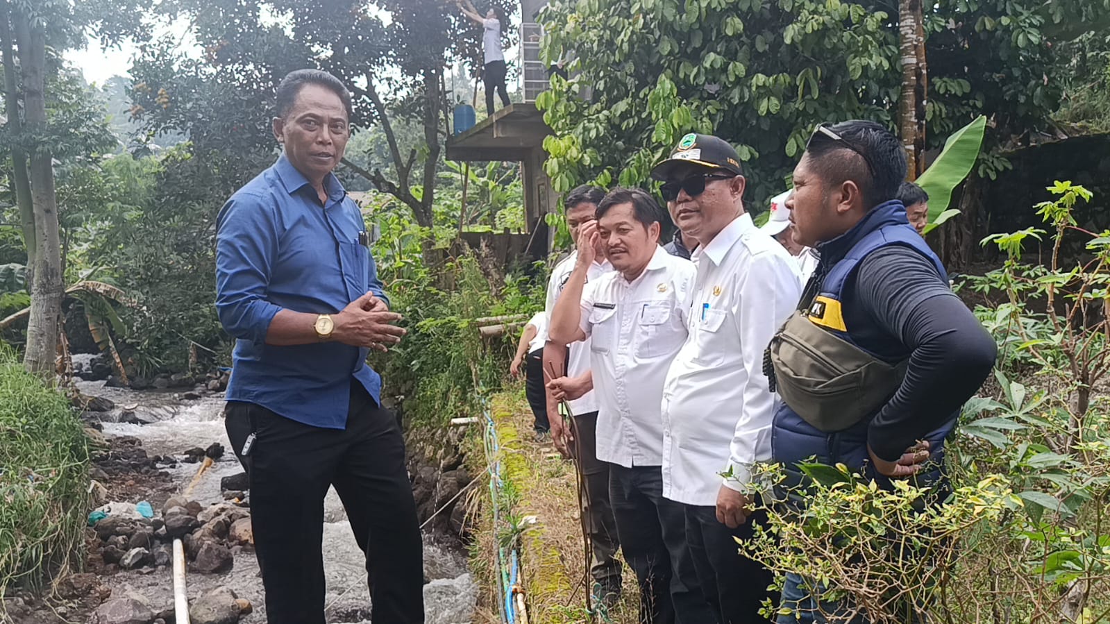 Sekretaris Daerah Kabupaten Kuningan, U Kusmana, S.Sos., M.Si bersama sejumlah pihak saat meninjau lokasi banjir di Desa Kaduela. (Foto: dok. ist/k1)