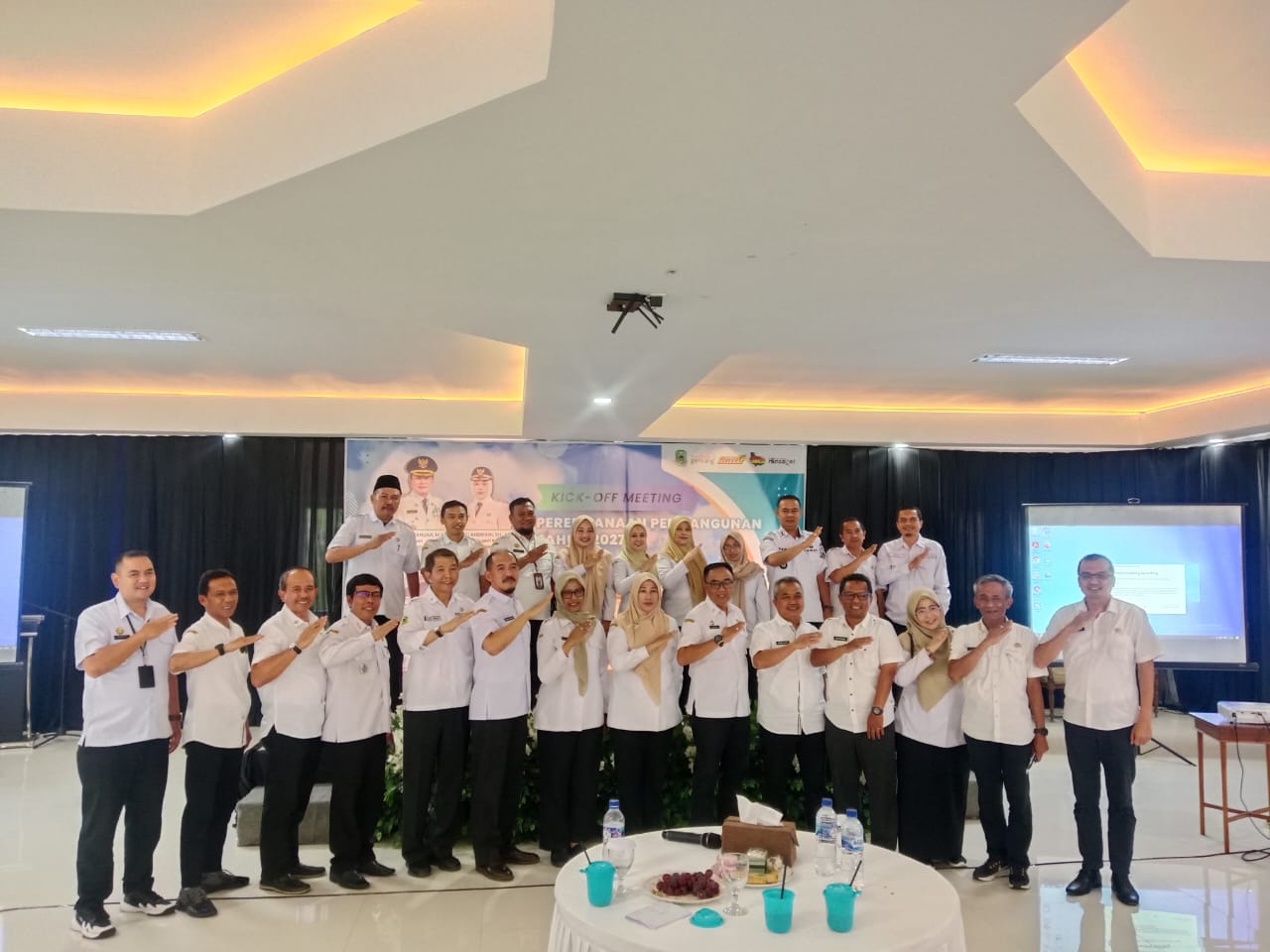 Foto bareng setelah kick off meeting (foto:fok. ist/tohirin)