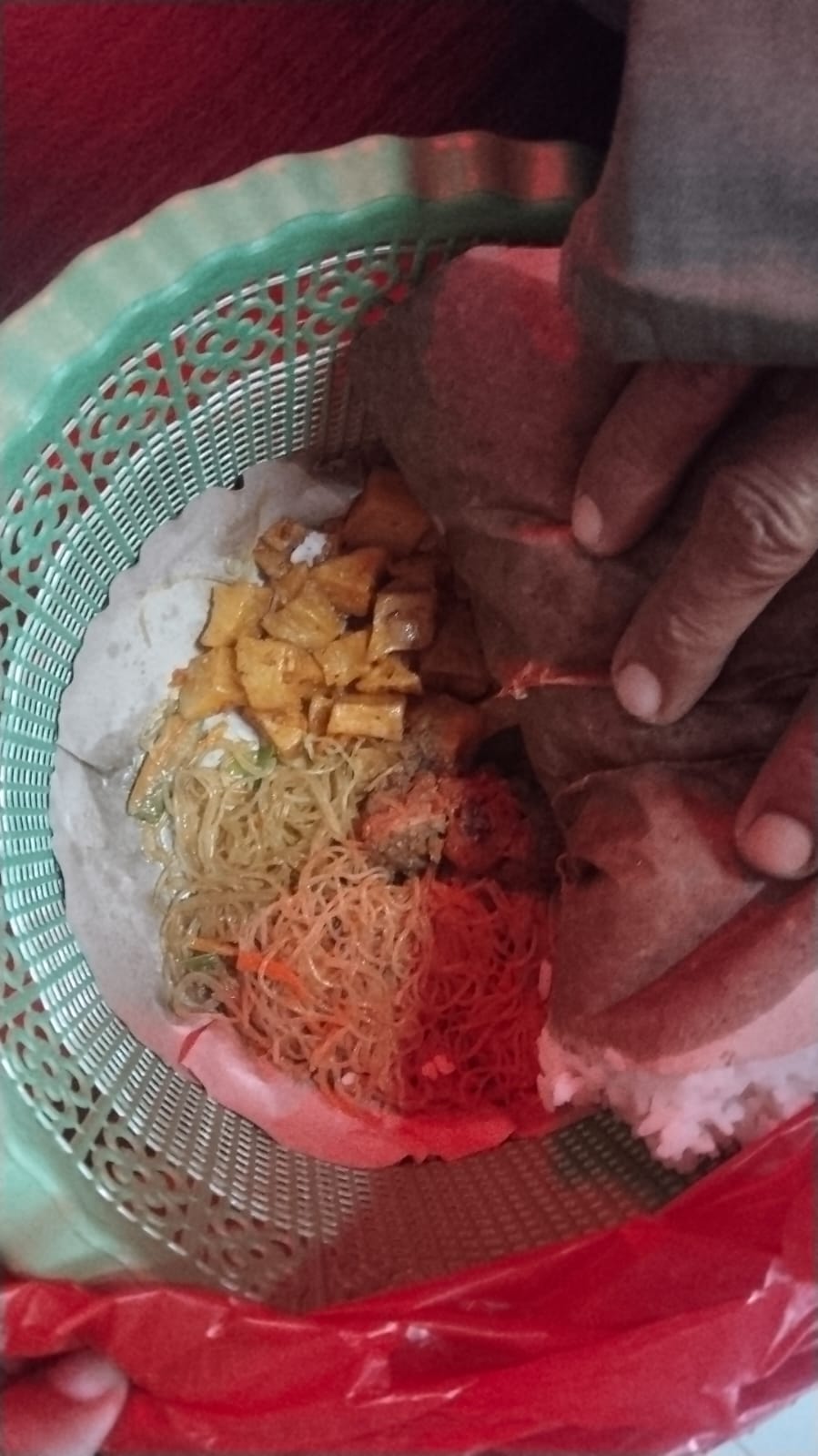 Makanan yang diduga jadi penyebab sejumlah warga mengalami keracunan. (Foto: dok. handover/k1)