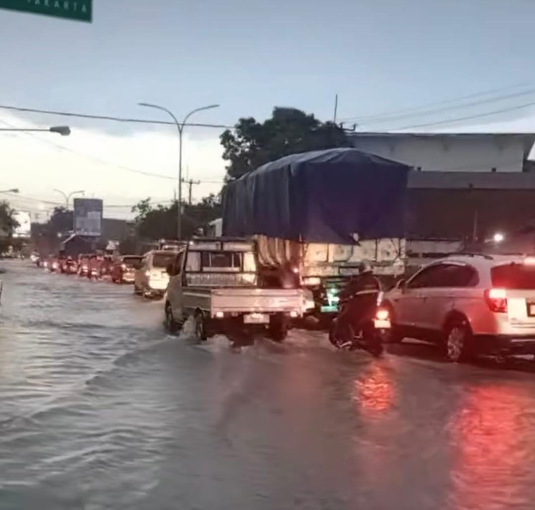 Kondisi banjir di Cirebon pada Jum'at sore (26/12/2025). (Foto: dok. net)