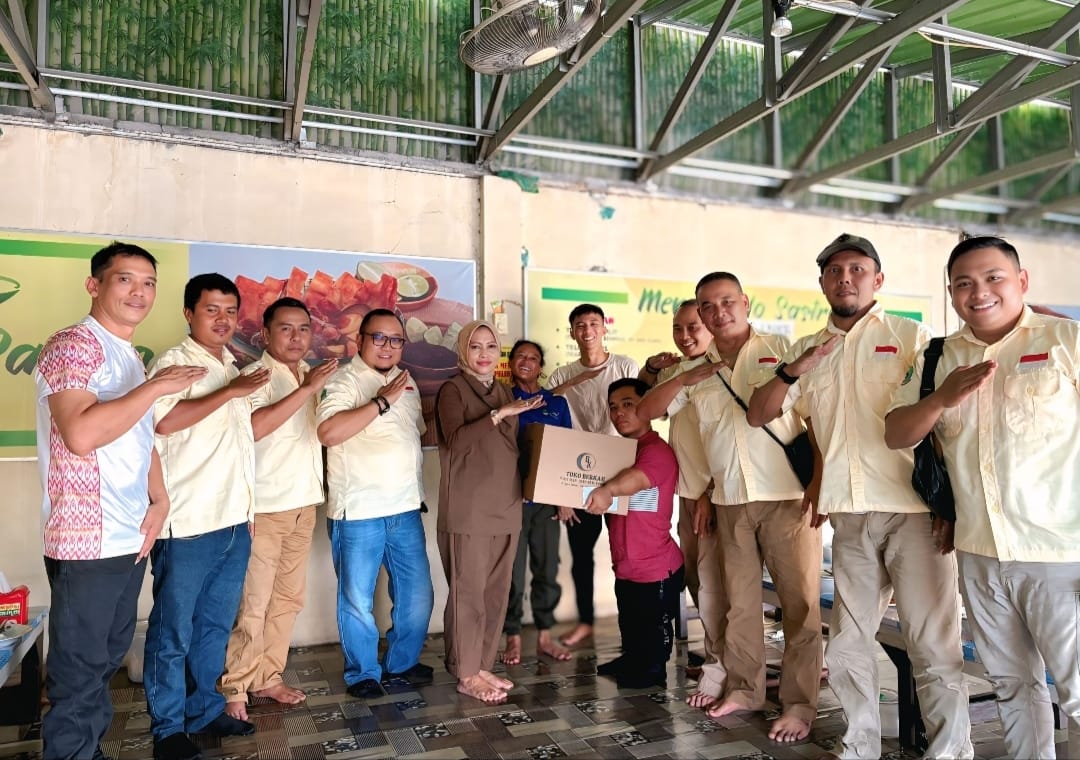 Ketua LKKS Kabupaten Kuningan Ela Helayati memberikan motivasi kepada atlet disabilitas asal Kuningan di Pelatnas Solo menjelang ASEAN Para Games 2026 (foto.dok. ist/tohirin)