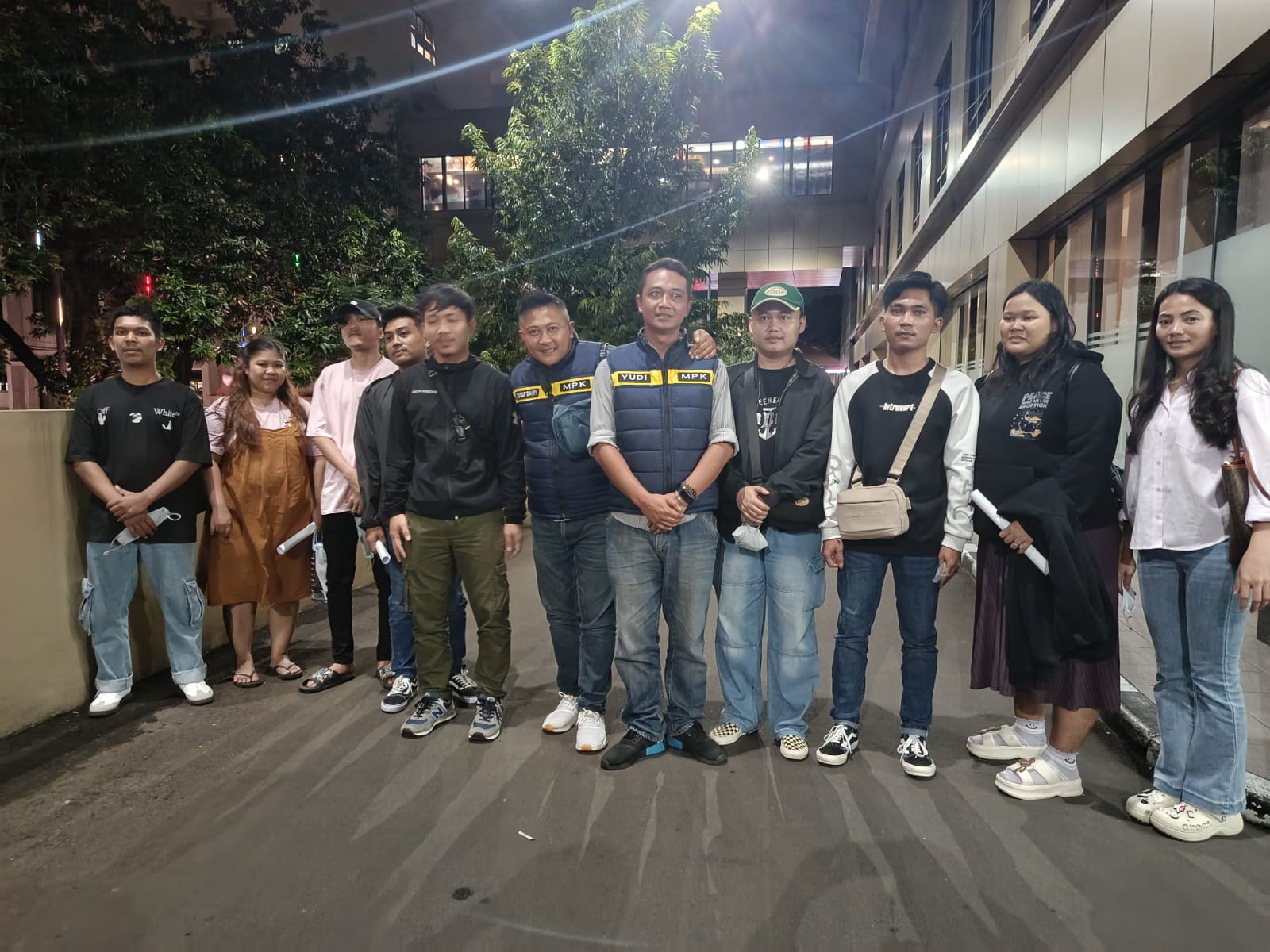 Aktivis Masyarakat Peduli Kuningan (MPK) bersama 9 orang WNI korban TPPO yang berhasil dipulangkan dari Kamboja. (Foto: dok. ist)