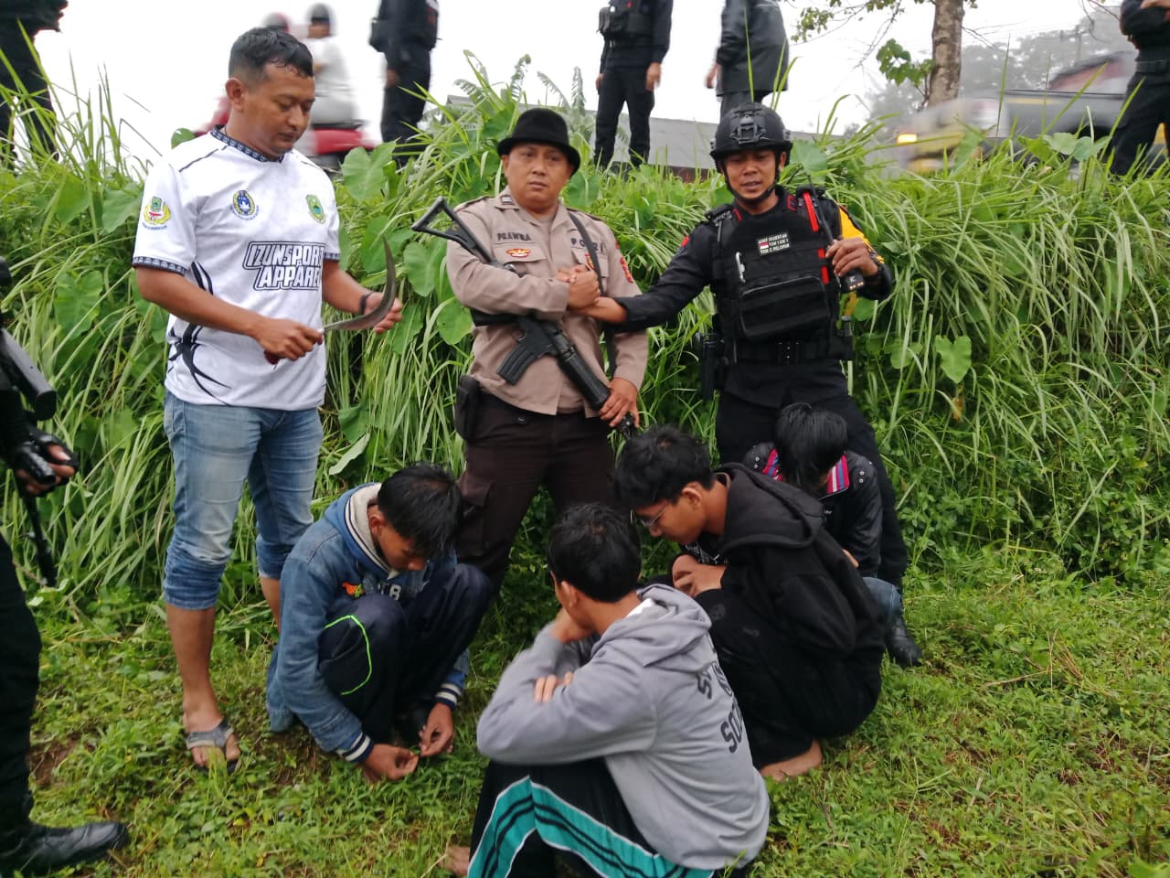 Polisi Polsek Jalaksana mengamankan pelajar yang diduga hendak tawuran di Desa Sindangbarang Kuningan (foto:dok. ist/tohirin)