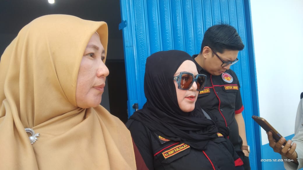 Ketua DPD Laskar Benteng Indonesia Kabupaten Kuningan Henny Rosdiana bersama Wakil Bupati Kuningan Tuti Andriani usai pelantikan (foto:dok. saba/tohirin)