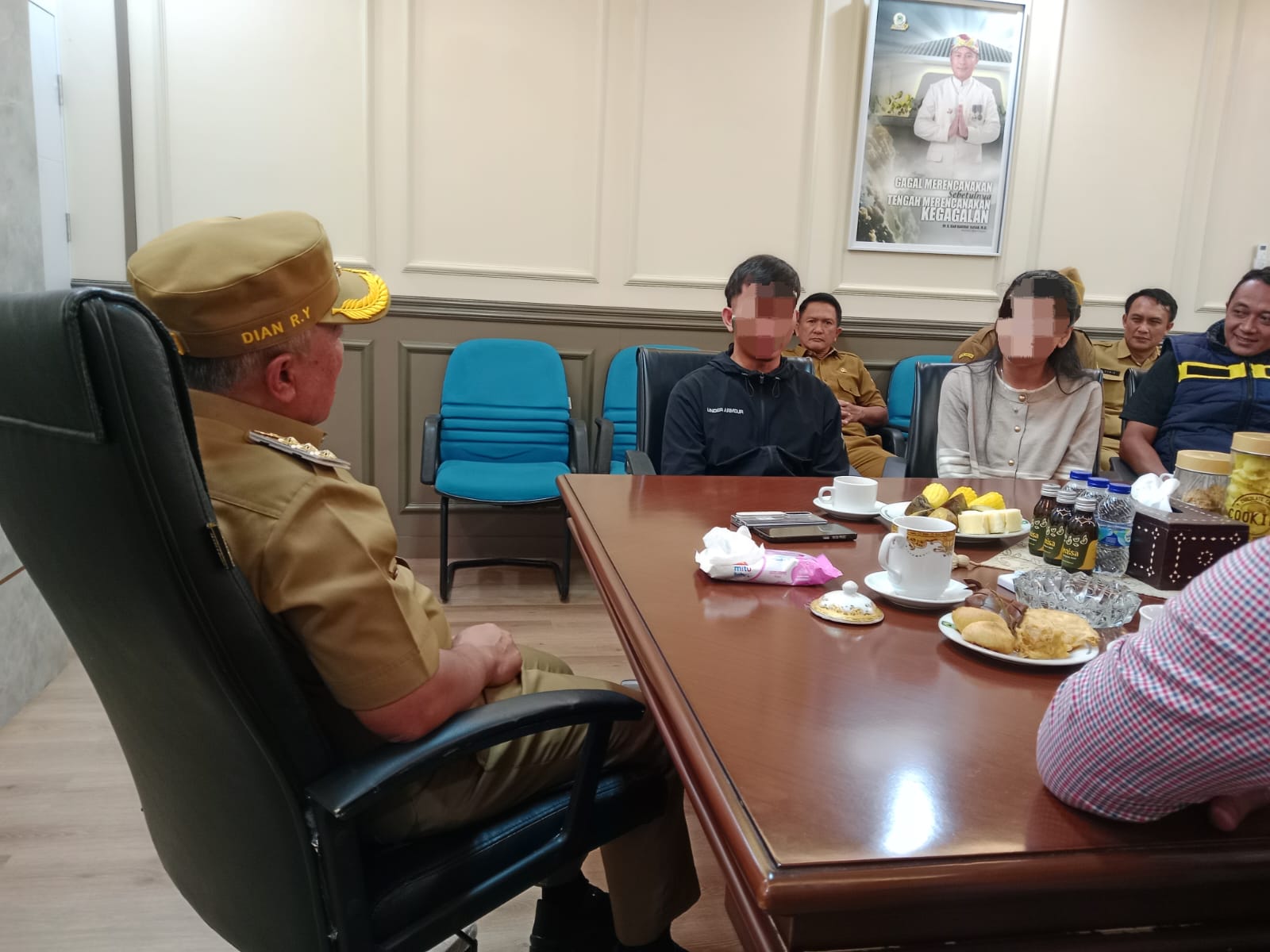 Korban TPPO Kamboja asal Kuningan bertemu Bupati Dian Rachmat Yanuar (foto:dok. ist/tohirin)