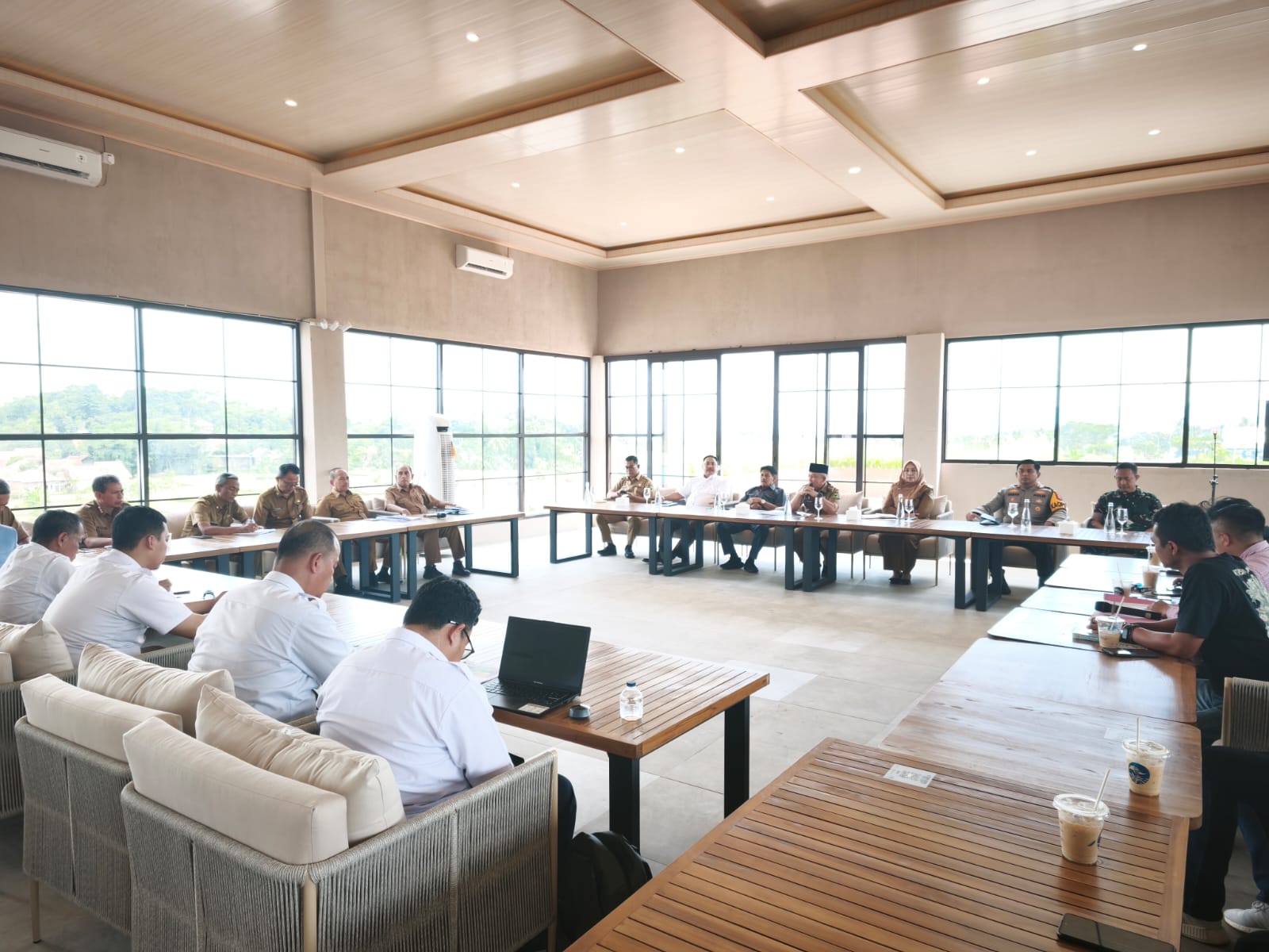 Audiensi Aliansi Masyarakat Kuningan (ALAMKU) bersama sejumlah stakeholder terkait tata kelola air di kawasan TNGC. (Foto: dok. ist)