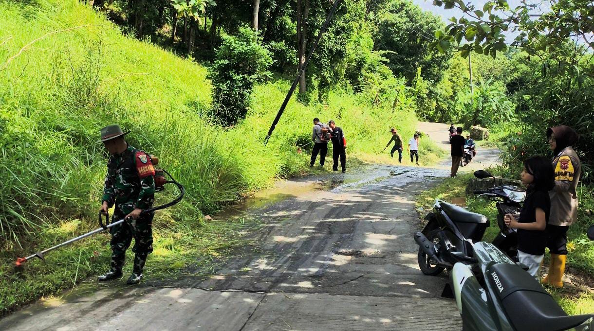 Kolaborasi aparat dan warga saat membersihkan jalur Ciniru-Hantara di Kabupaten Kuningan (foto:dok. kodim/ist)