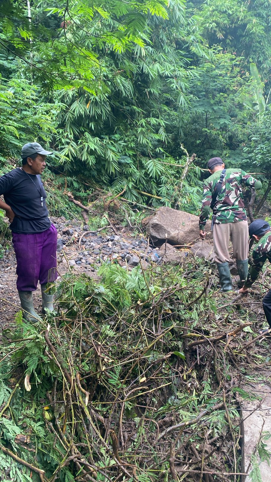 Hujan deras yang mengguyur Kabupaten Kuningan akibatkan longsor di Desa Pajambon. (Foto: dok. net/k1)