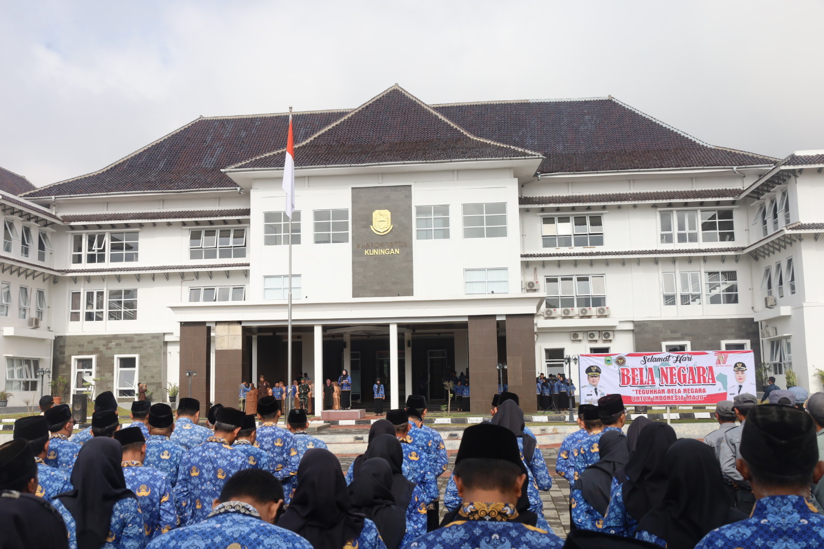 Upacara Peringatan Hari Bela Negara ke-77 Tahun 2025 tingkat Kabupaten Kuningan di Halaman Kantor Pemda Kuningan (foto:dok. Pemkab/tohirin)