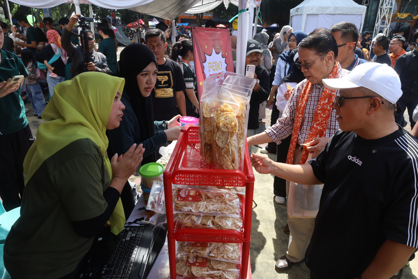 Festival Saung Rahayat di Kuningan menampilkan produk UMKM hasil pendampingan Universitas Prasetiya Mulya (foto:dok. pemkab/tohirin)
