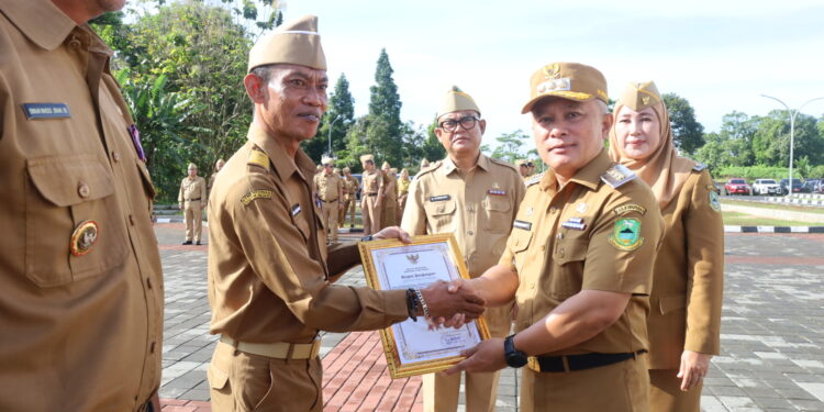 Pemberikan penghargaan kepada desa dan kelurahan yang dinilai memiliki kinerja istimewa dalam tata kelola pemerintahan dan pelayanan publik. (Foto: dok. humas)