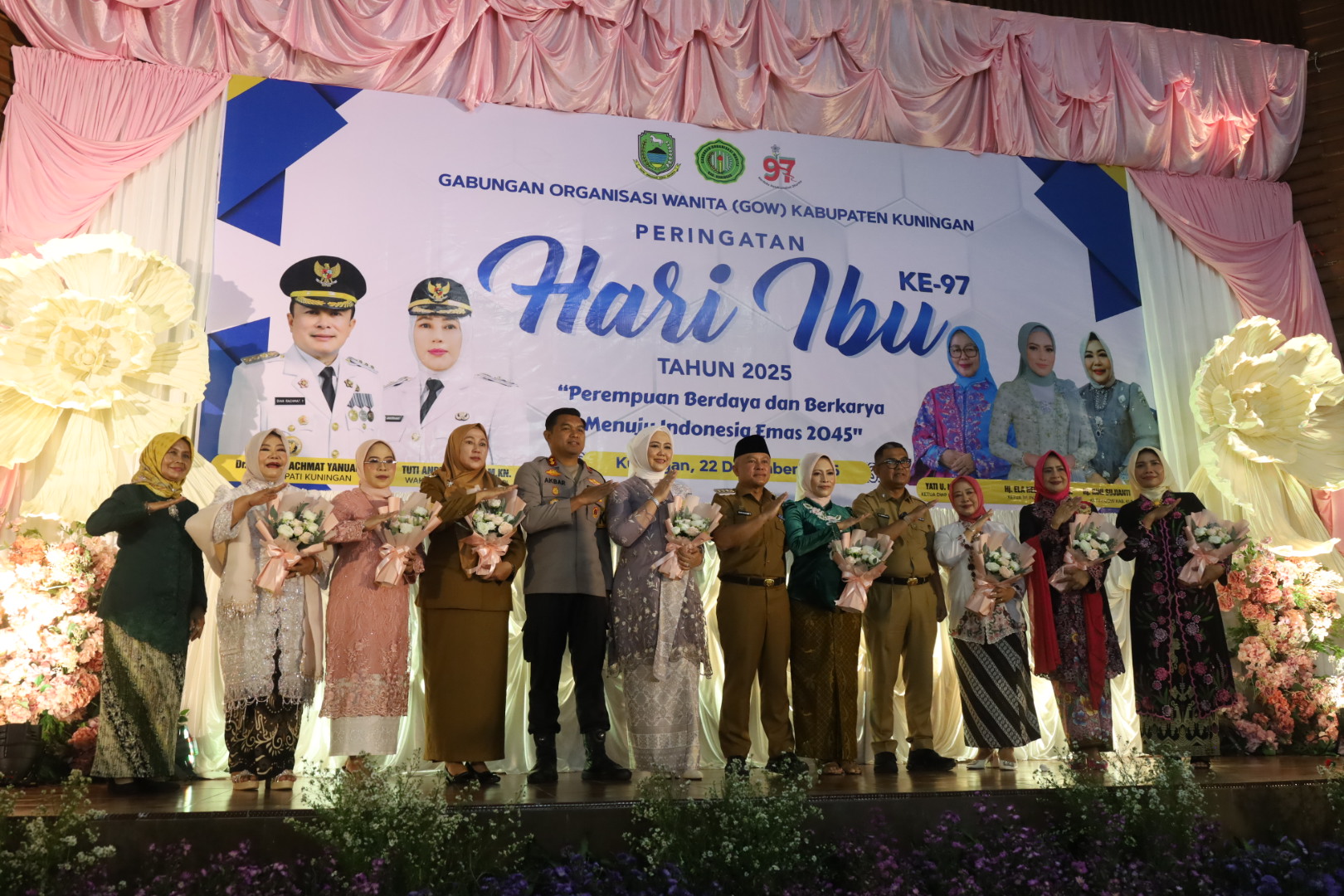 Foto bersama Puncak Hari Ibu ke-97 Kabupaten Kuningan Tahun 2025 (foto:dok. ist/tohirin)