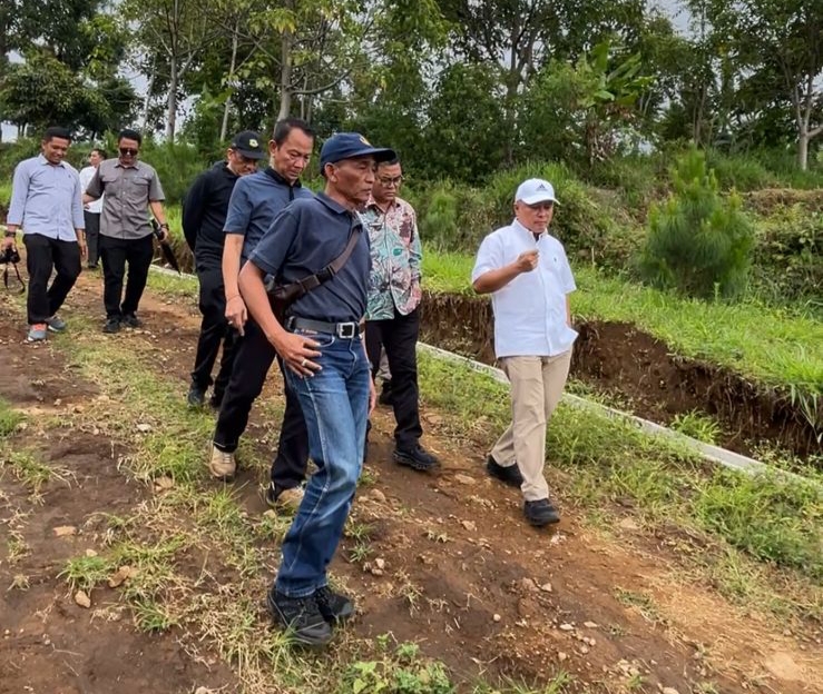 Bupati Kuningan Dr. Dian Rachmat Yanuar, M.Si saat melakukan inspeksi mendadak kr lokasi perluasan kawasan wisata Arunika yang ramai dibicarakan mirip 'Sirkuit'. (Foto: dok. handover/k1)