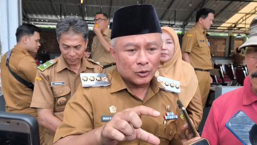 Bupati Kuningan Dian Rachmat Yanuar merespon tentang Isu "Hutan Beton" (foto:dok. ist/tohirin)