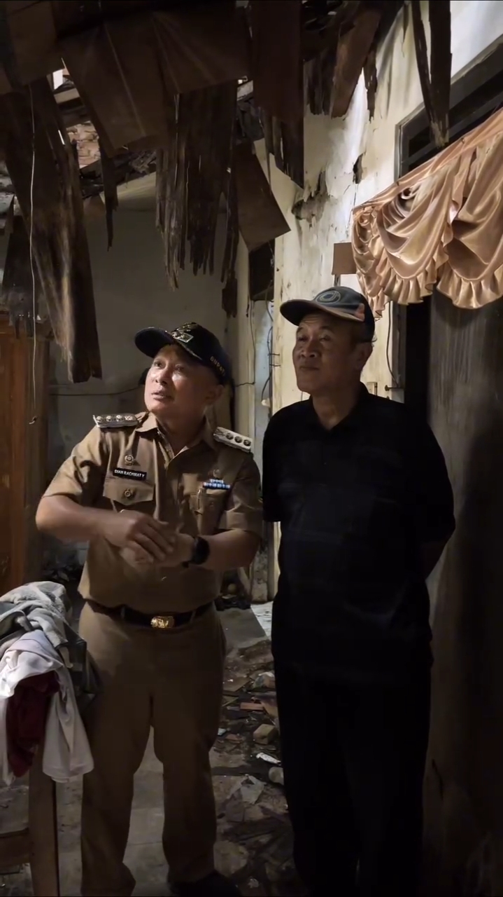 Bupati Kuningan Dian Rachmat Yanuar berbincang dengan Pak Agus saat meninjau rumah yang akan dibedah (foto:dok ist/tohirin)