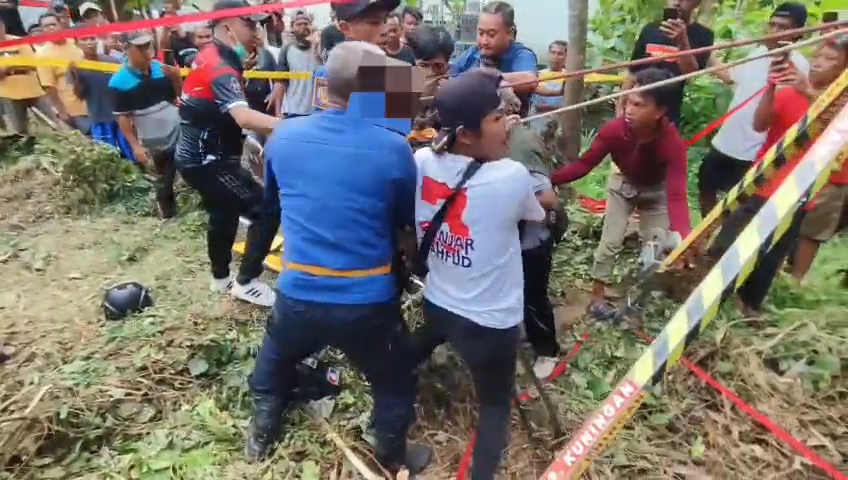 Petugas Damkar Kuningan bersama warga mengevakuasi korban yang ditemukan meninggal dunia di dasar sumur kering di Luragung (foto:dok. damkar/tohirin)