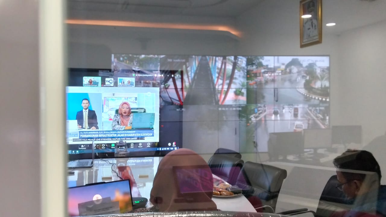 Diskominfo Kuningan dalam program Jabar Hari Ini bersama TVRI Jawa Barat (foto:dok pemkab/tohirin)