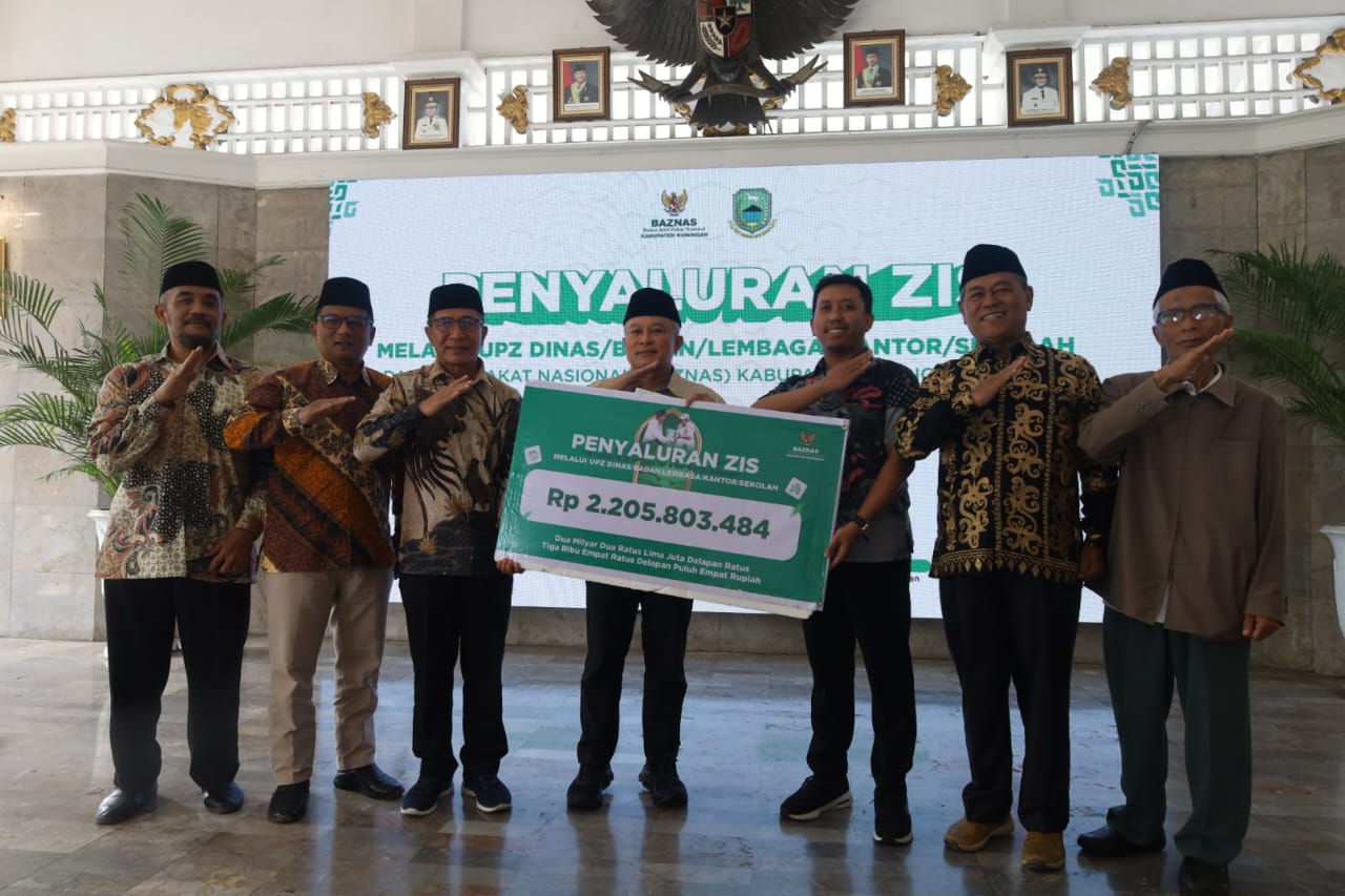 Suasana penyaluran ZIS Kuningan 2025 di Teras Pendopo (foto:dok. pemkab/tohirin)