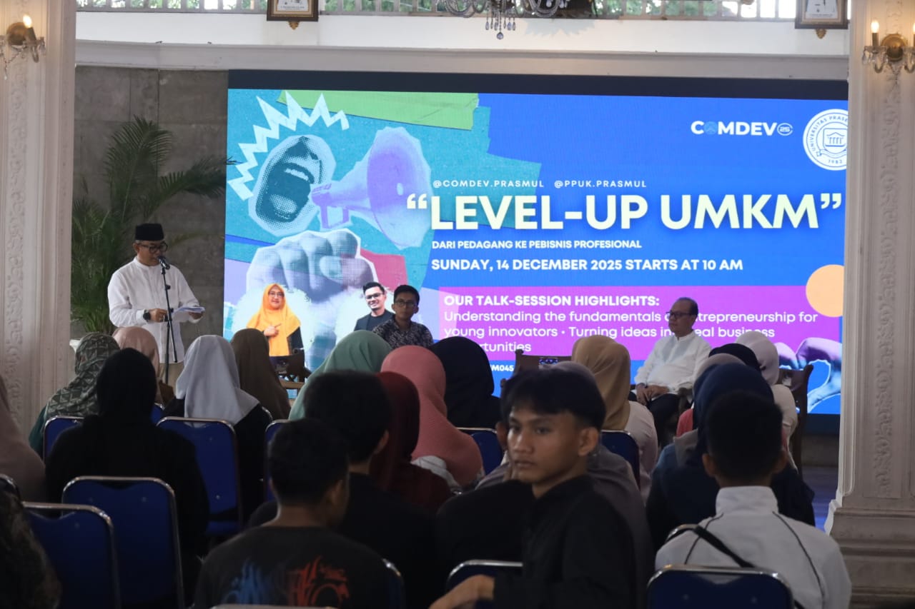 Sekda Kuningan U. Kusmana membuka kegiatan Level Up UMKM Kuningan bersama pelaku UMKM dan Universitas Prasetiya Mulya (foto:dok. pemkab/tohirin)