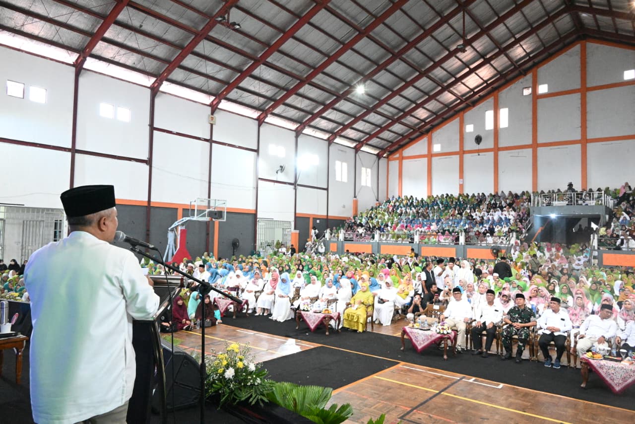 Ribuan jemaah menghadiri Tabligh Akbar Kuningan Bertasbih bersama Ustadzah Hj. Mamah Dedeh di GOR Ewangga Kuningan (foto:dok. pemkab/tohirin)