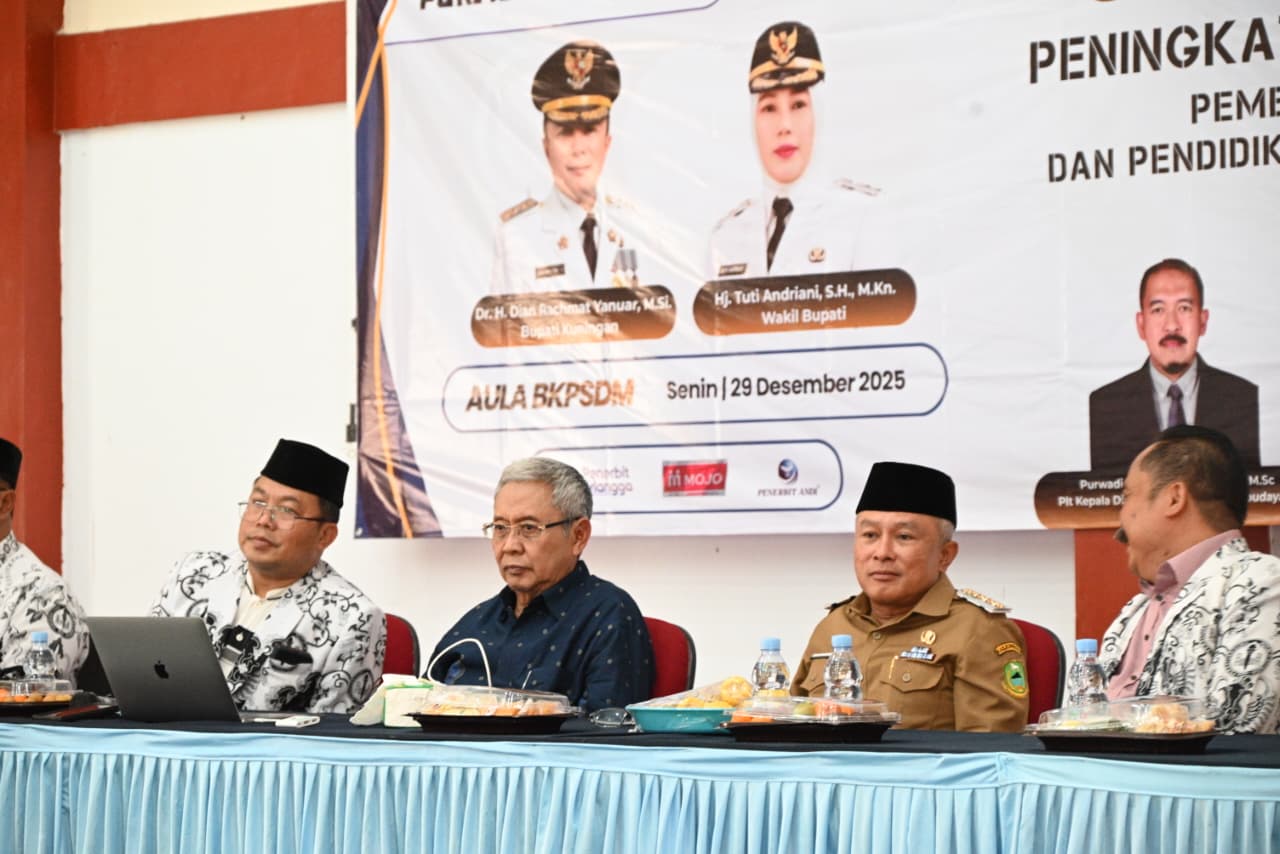 Bupati Kuningan Dian Rachmat Yanuar membuka Diklat Kompetensi Guru sekaligus menutup HUT PGRI ke-80 Kabupaten Kuningan di Aula BKPSDM (foto:dok. pemkab/tohirin)